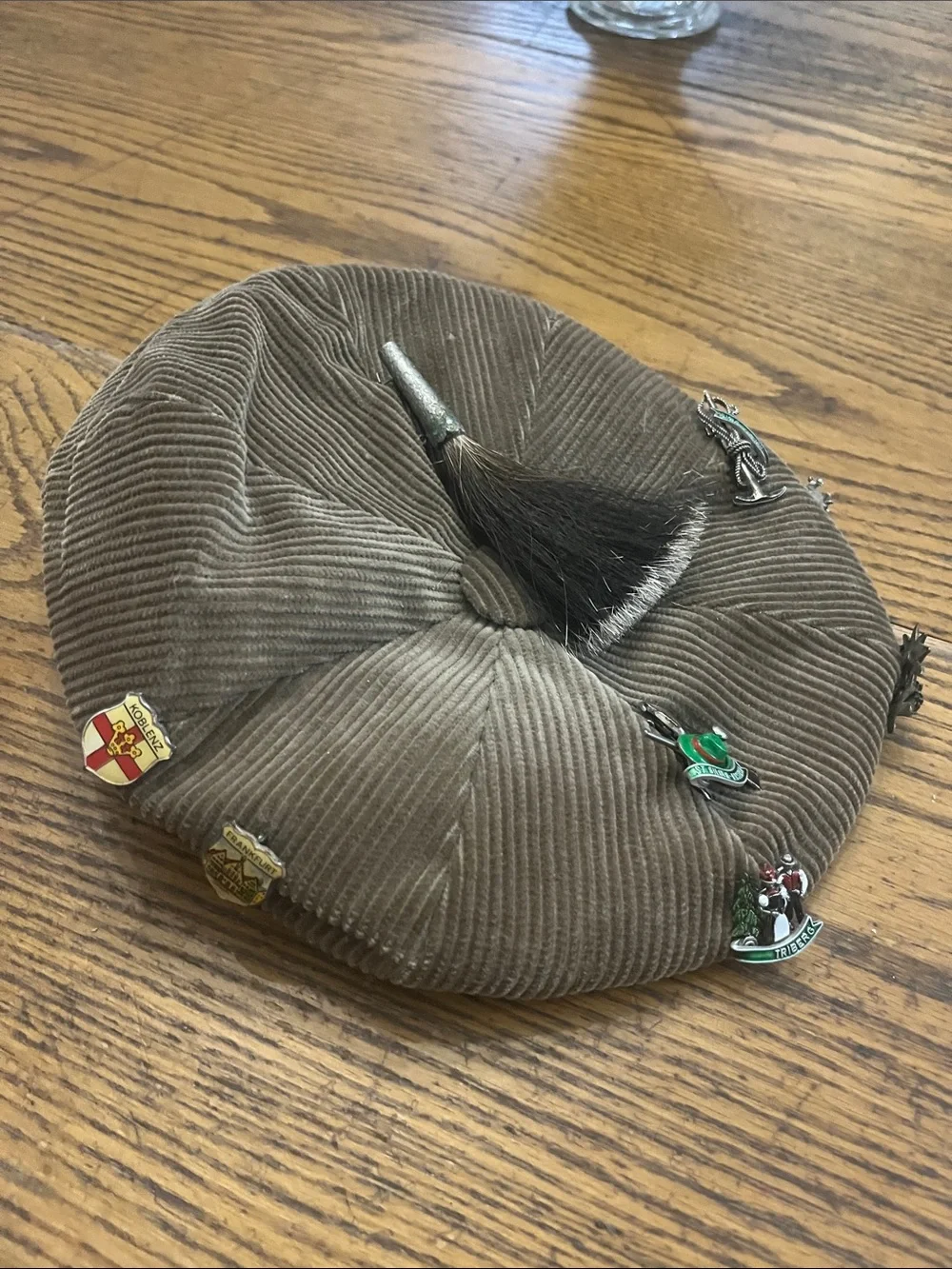 Vintage Hute Mutzen top man hat Brown Corduroy Beret with Decorative Tassel